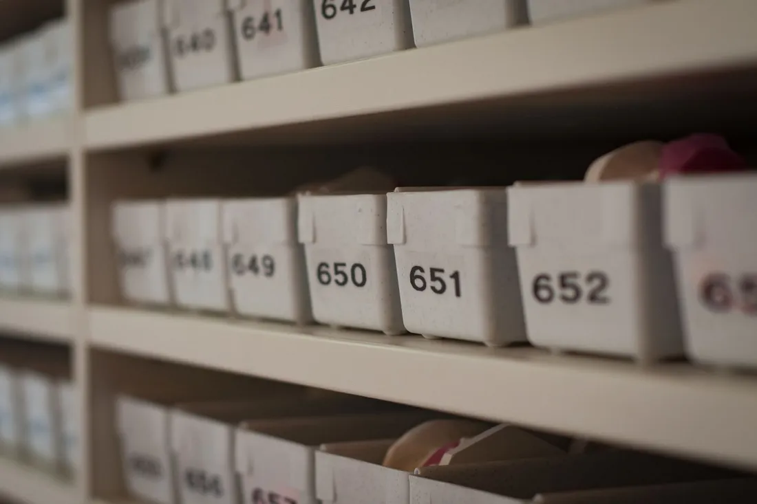 Beschriftete Archivkartons in einem Regal