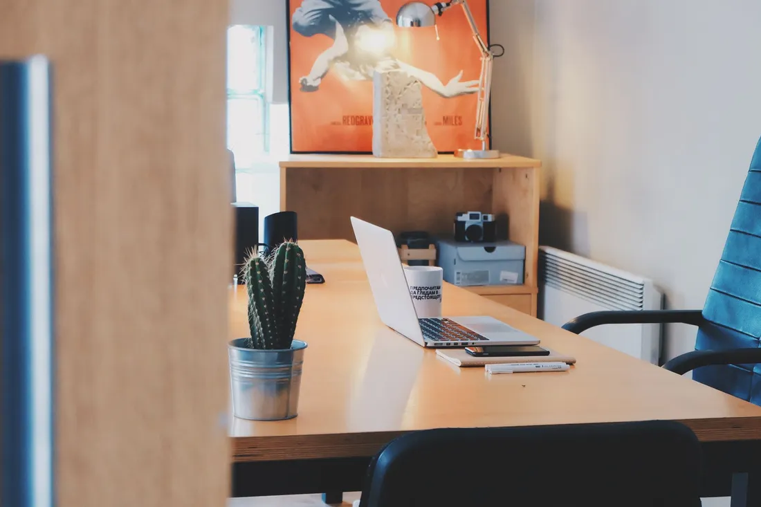 Büroetage mit beschrifteten Umzugsbehältern