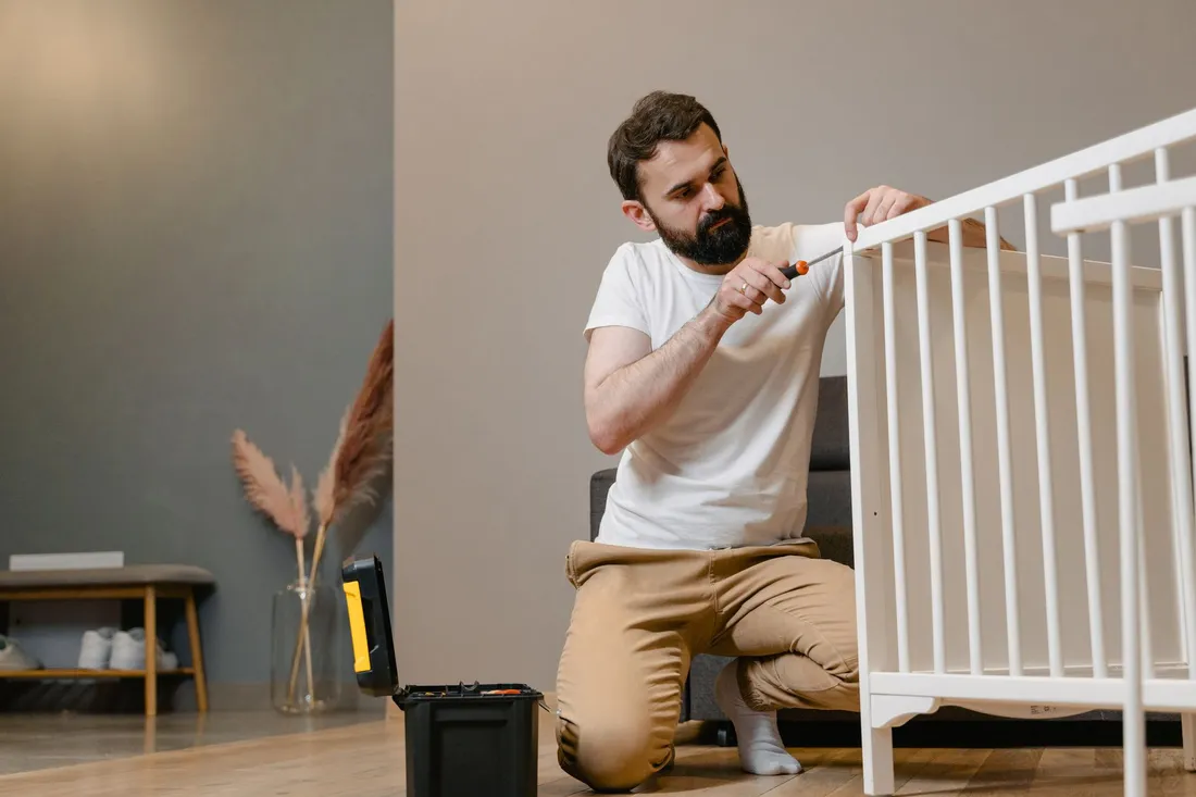 Monteur baut ein Regal auf